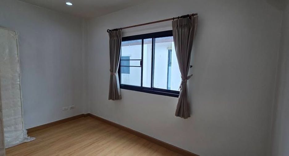 Casa adosada en alquiler de 4 habitaciones en Mueang Samut Prakan, Samut Prakan