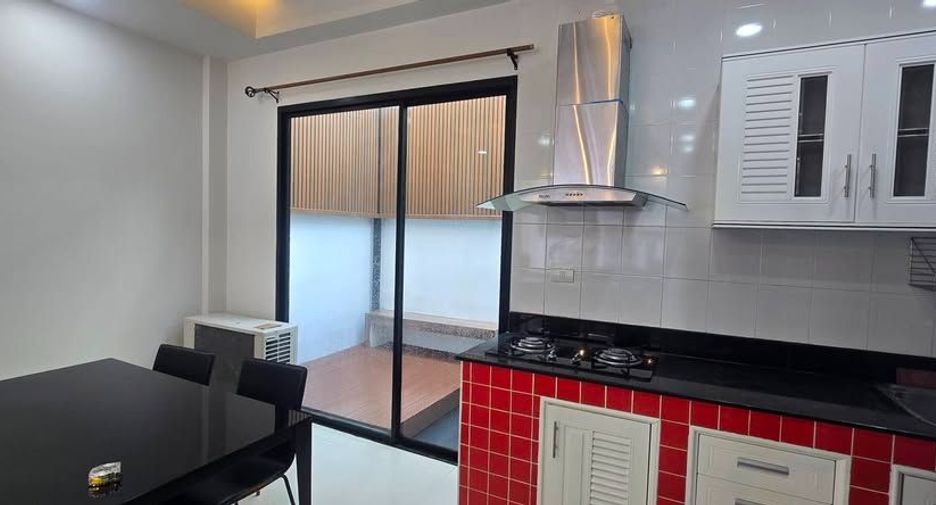 Casa adosada en alquiler de 4 habitaciones en Mueang Samut Prakan, Samut Prakan