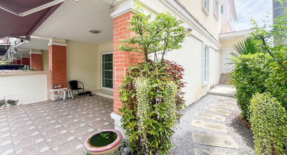 For sale 3 bedrooms townhouse in Bueng Kum, Bangkok