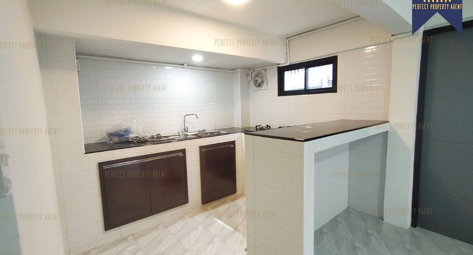 For sale 1 bed townhouse in Mueang Samut Prakan, Samut Prakan