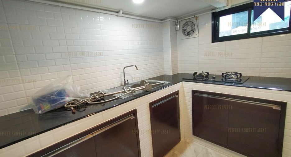 For sale 1 bed townhouse in Mueang Samut Prakan, Samut Prakan