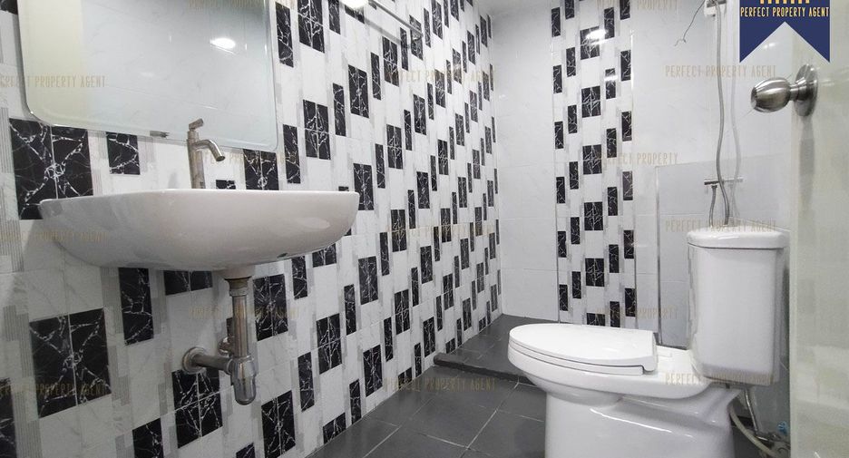 For sale 1 bed townhouse in Mueang Samut Prakan, Samut Prakan