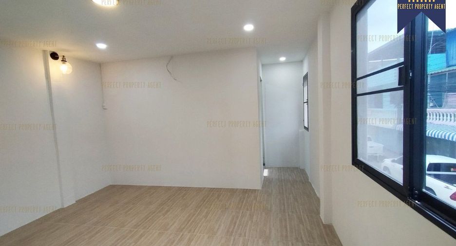 For sale 1 bed townhouse in Mueang Samut Prakan, Samut Prakan