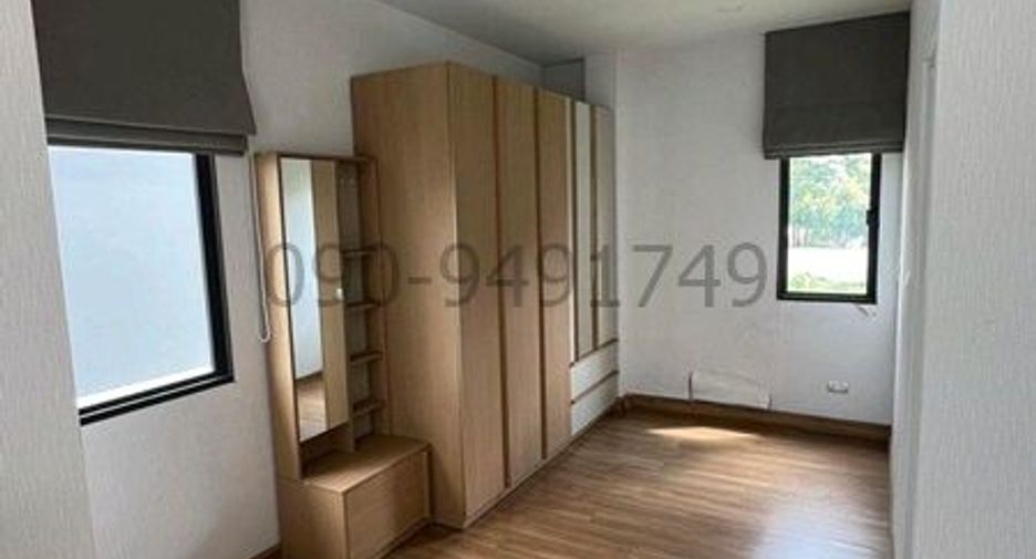 For rent 4 bedrooms townhouse in Khlong Sam Wa, Bangkok