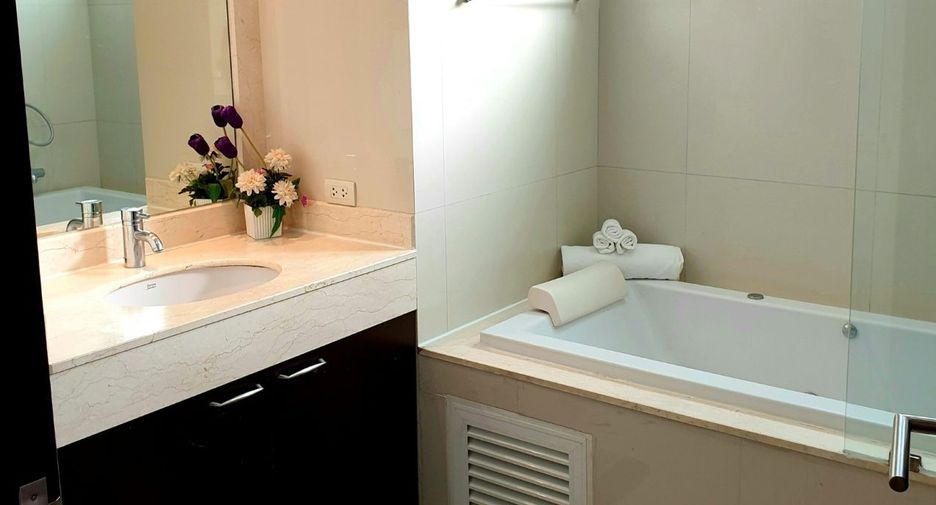For rent 2 bedrooms serviced apartment in Watthana, Bangkok