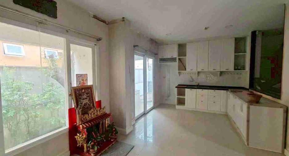 For sale 4 bedrooms house in Suan Luang, Bangkok