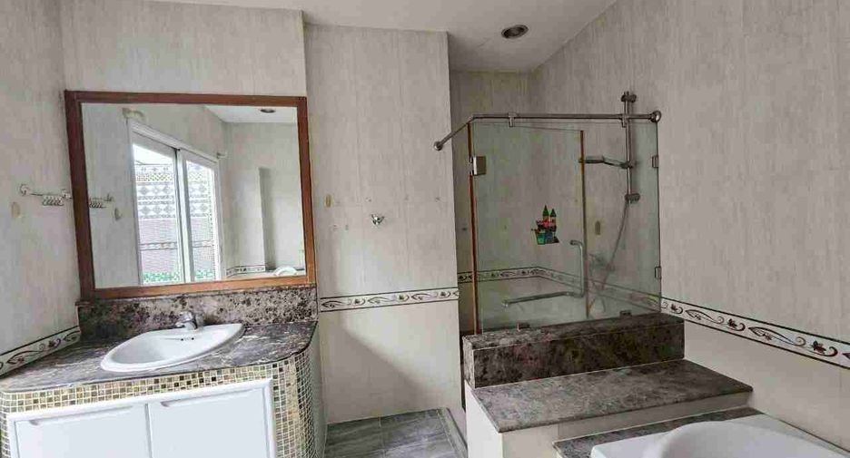 For sale 4 bedrooms house in Suan Luang, Bangkok