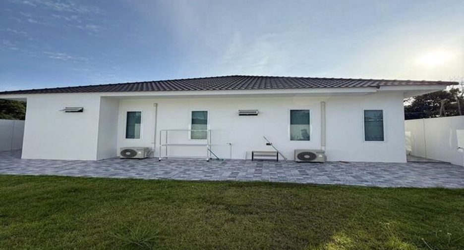 For rent 3 bedrooms villa in Bang Lamung, Chonburi