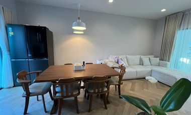 Casa adosada en alquiler y en venta de 4 habitaciones en Prawet, Bangkok