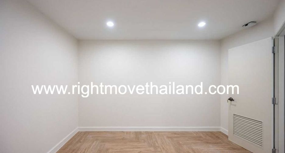 For sale 3 bedrooms condo in Watthana, Bangkok