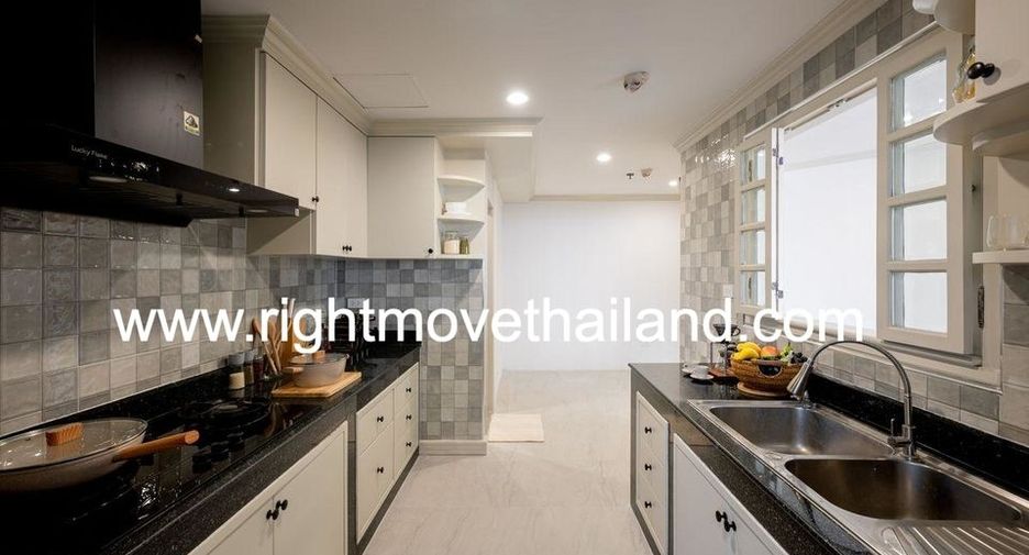 For sale 3 bedrooms condo in Watthana, Bangkok