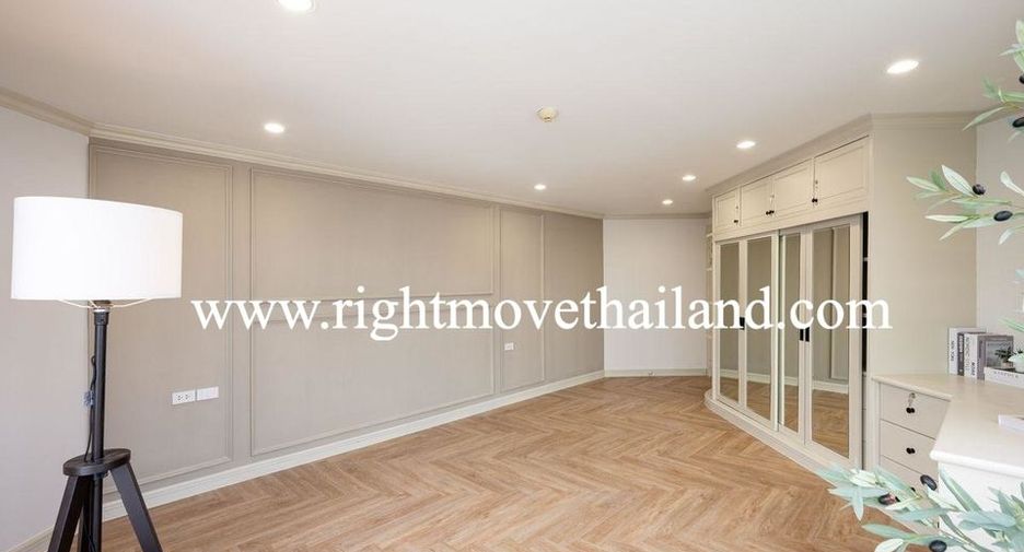 For sale 3 bedrooms condo in Watthana, Bangkok