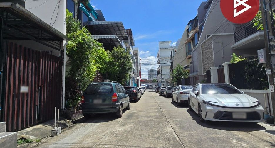For sale 8 bedrooms house in Bang Kapi, Bangkok
