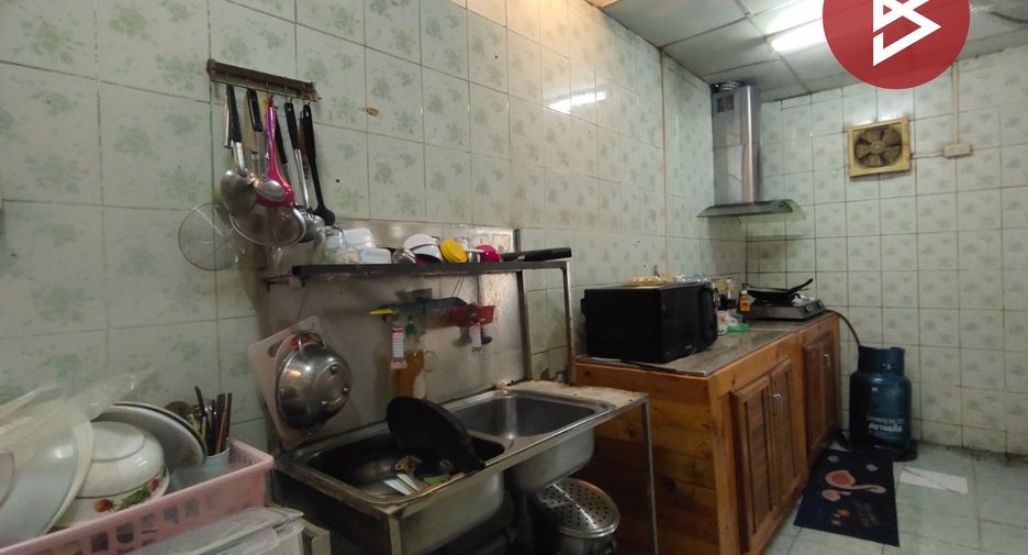 For sale 4 bedrooms townhouse in Mueang Samut Prakan, Samut Prakan