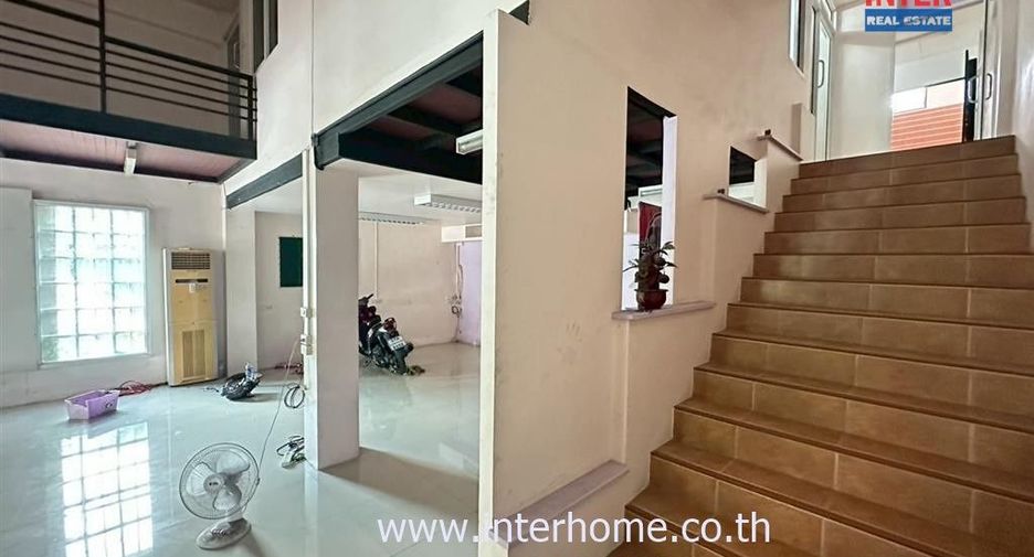 Local comercial en venta de 4 habitaciones en Lam Luk Ka, Pathum Thani