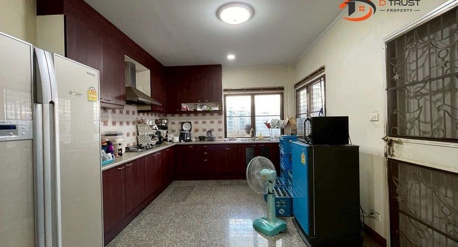 For sale 4 bedrooms house in Mueang Samut Prakan, Samut Prakan