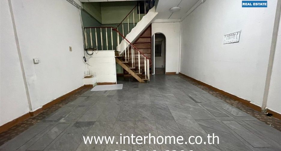 For sale 3 bedrooms townhouse in Huai Khwang, Bangkok