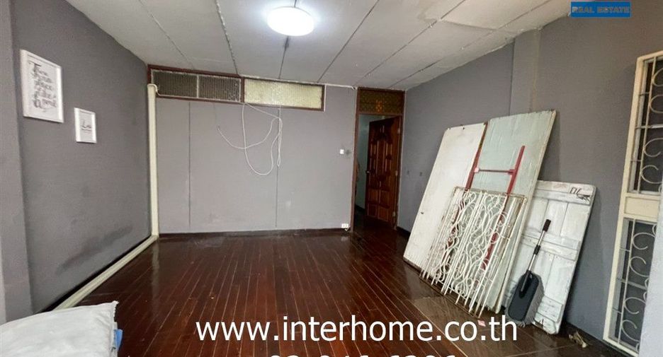 For sale 3 bedrooms townhouse in Huai Khwang, Bangkok