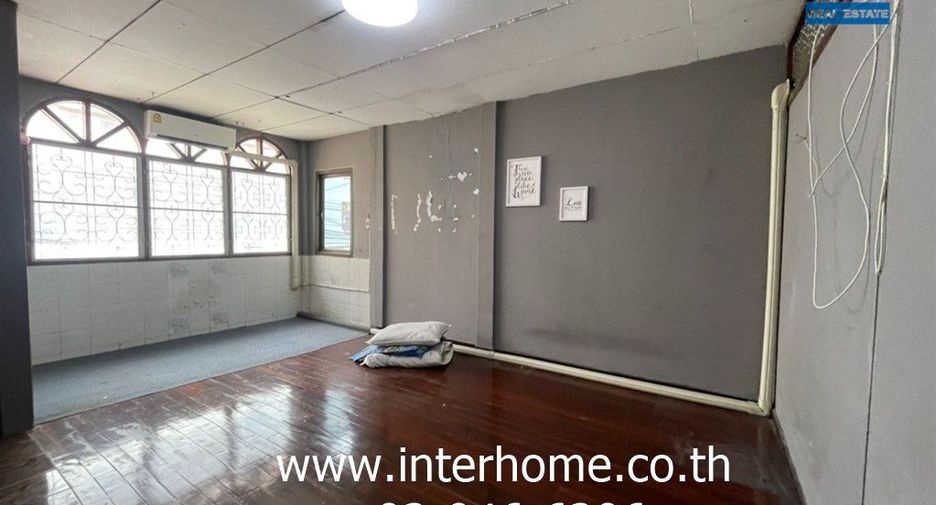 For sale 3 bedrooms townhouse in Huai Khwang, Bangkok