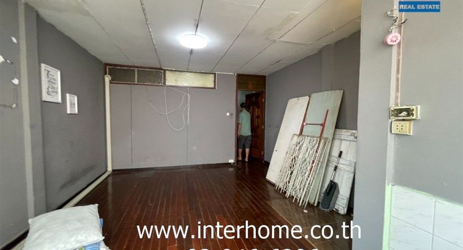 For sale 3 bedrooms townhouse in Huai Khwang, Bangkok