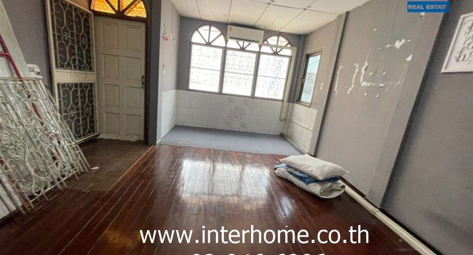 For sale 3 bedrooms townhouse in Huai Khwang, Bangkok