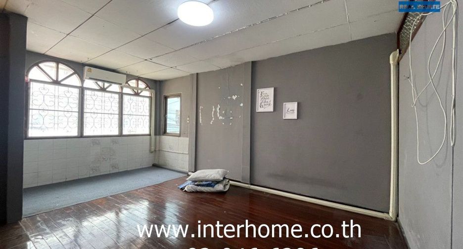 For sale 3 bedrooms townhouse in Huai Khwang, Bangkok