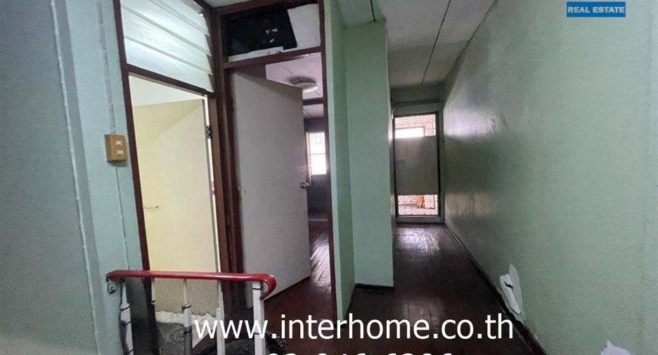 For sale 3 bedrooms townhouse in Huai Khwang, Bangkok