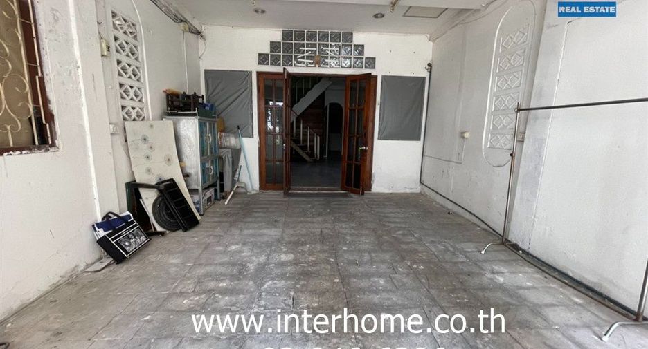For sale 3 bedrooms townhouse in Huai Khwang, Bangkok
