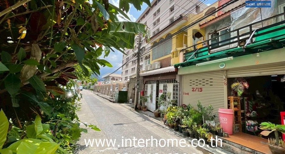 For sale 3 bedrooms townhouse in Huai Khwang, Bangkok