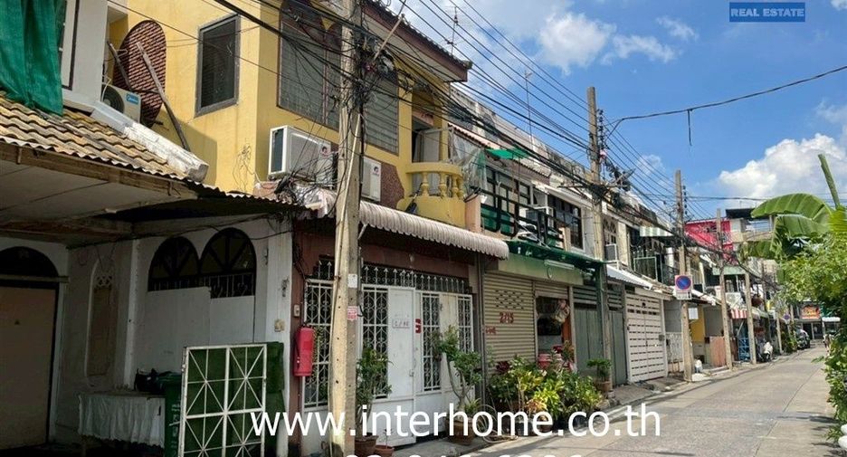For sale 3 bedrooms townhouse in Huai Khwang, Bangkok