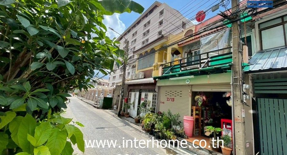 For sale 3 bedrooms townhouse in Huai Khwang, Bangkok
