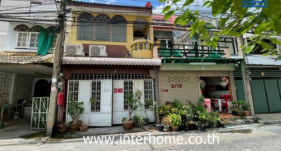 For sale 3 bedrooms townhouse in Huai Khwang, Bangkok
