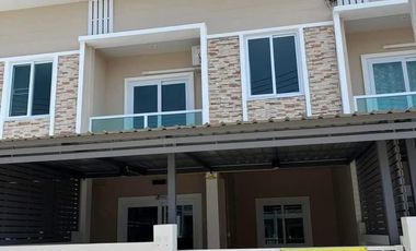 Casa adosada en alquiler de 3 habitaciones en Mueang Nakhon Pathom, Nakhon Pathom