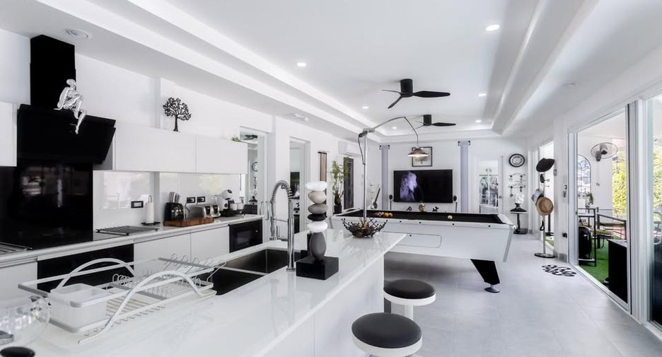 For rent and for sale 5 bedrooms villa in Mueang Phuket, Phuket
