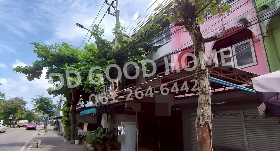 For sale 3 bedrooms retail Space in Phasi Charoen, Bangkok