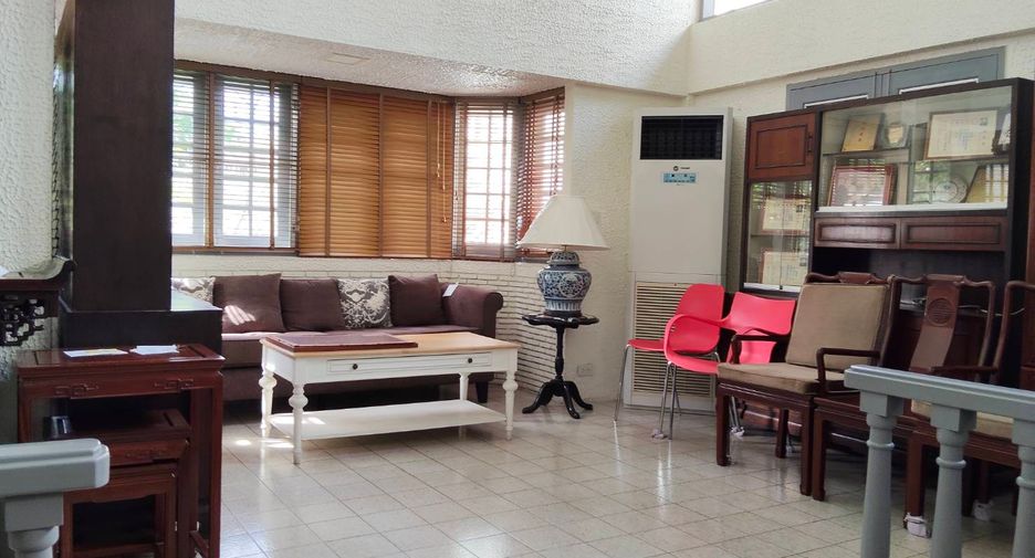 For sale 4 bedrooms house in Wang Thonglang, Bangkok