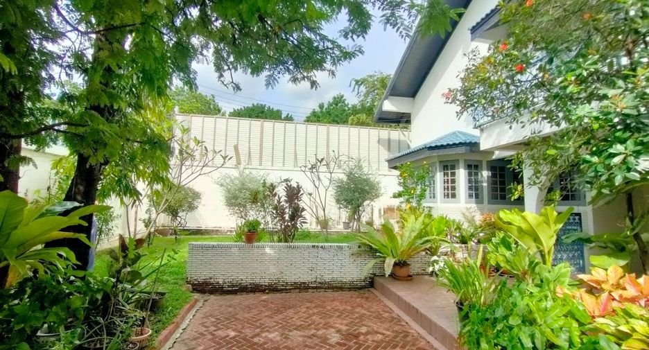 For sale 4 bedrooms house in Wang Thonglang, Bangkok