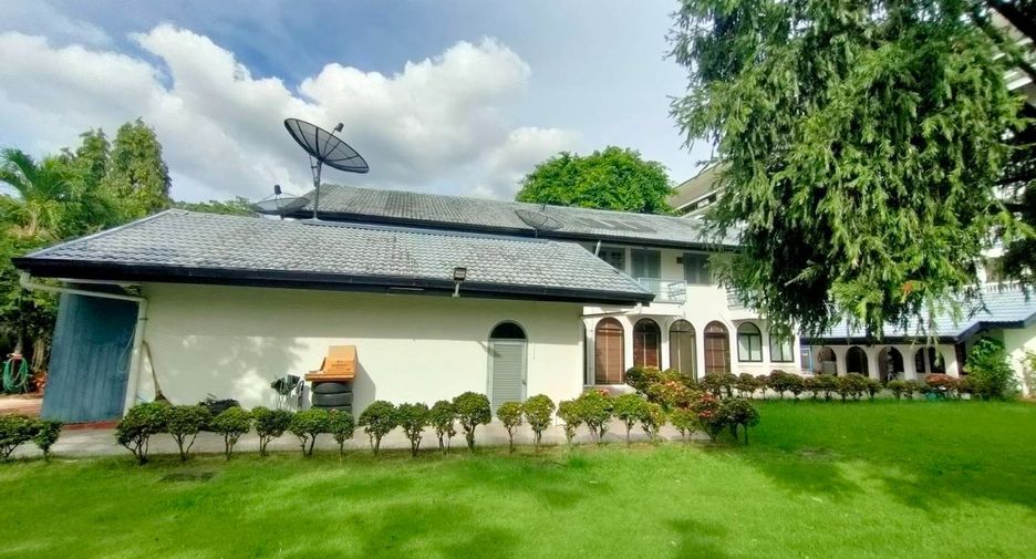 For sale 4 bedrooms house in Wang Thonglang, Bangkok
