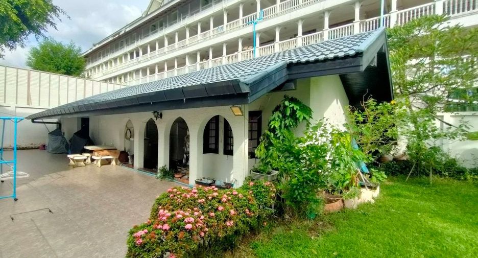 For sale 4 bedrooms house in Wang Thonglang, Bangkok