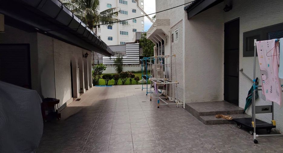 For sale 4 bedrooms house in Wang Thonglang, Bangkok