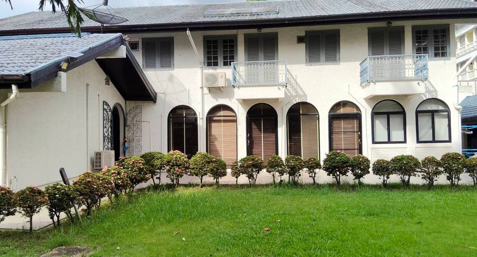 For sale 4 bedrooms house in Wang Thonglang, Bangkok