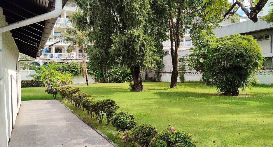 For sale 4 bedrooms house in Wang Thonglang, Bangkok