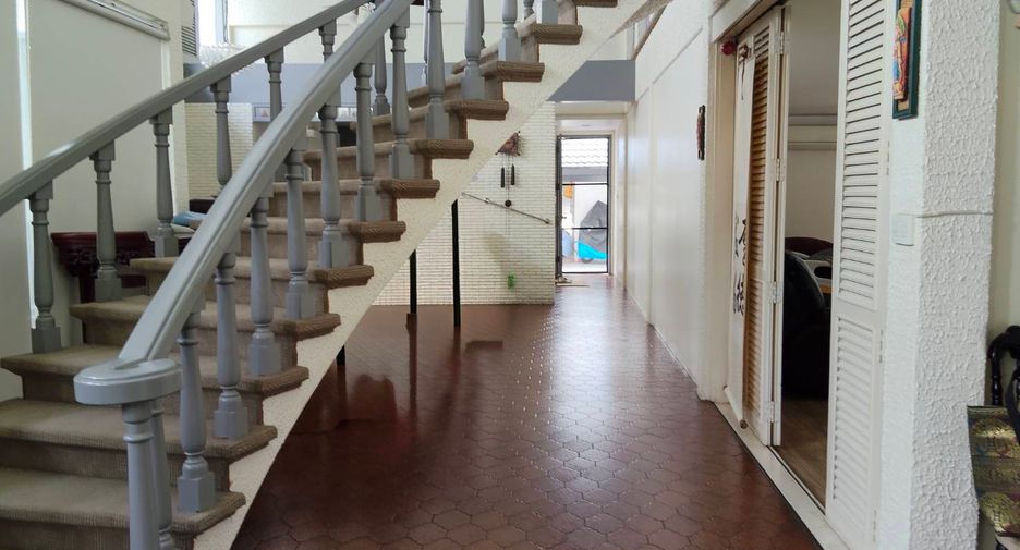 For sale 4 bedrooms house in Wang Thonglang, Bangkok