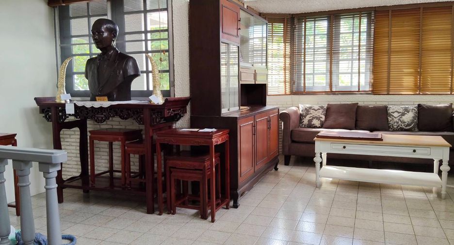 For sale 4 bedrooms house in Wang Thonglang, Bangkok