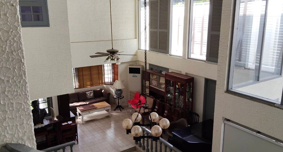 For sale 4 bedrooms house in Wang Thonglang, Bangkok