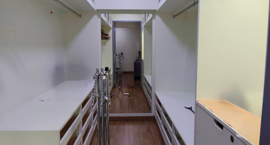 For sale 4 bedrooms house in Wang Thonglang, Bangkok