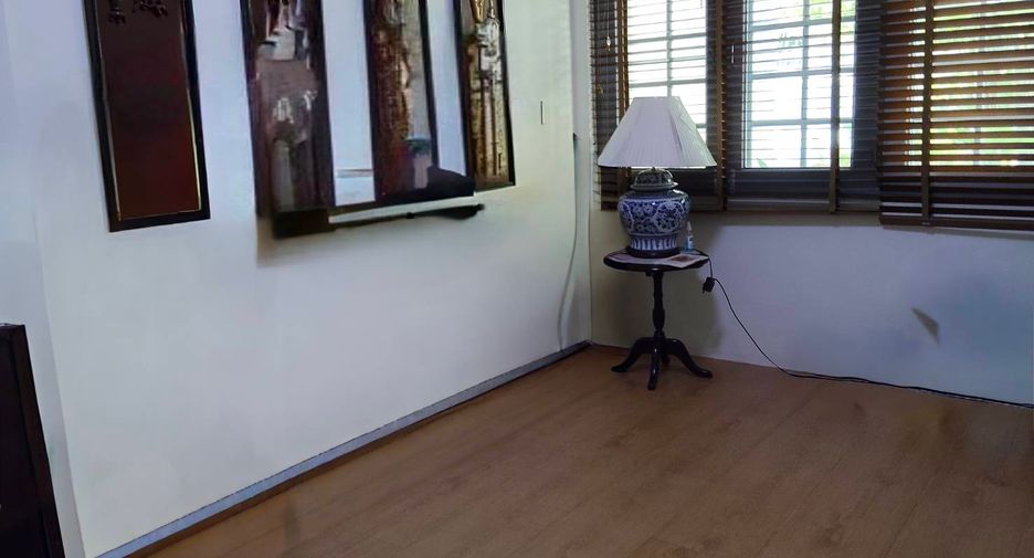 For sale 4 bedrooms house in Wang Thonglang, Bangkok