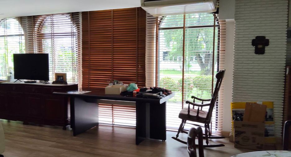 For sale 4 bedrooms house in Wang Thonglang, Bangkok