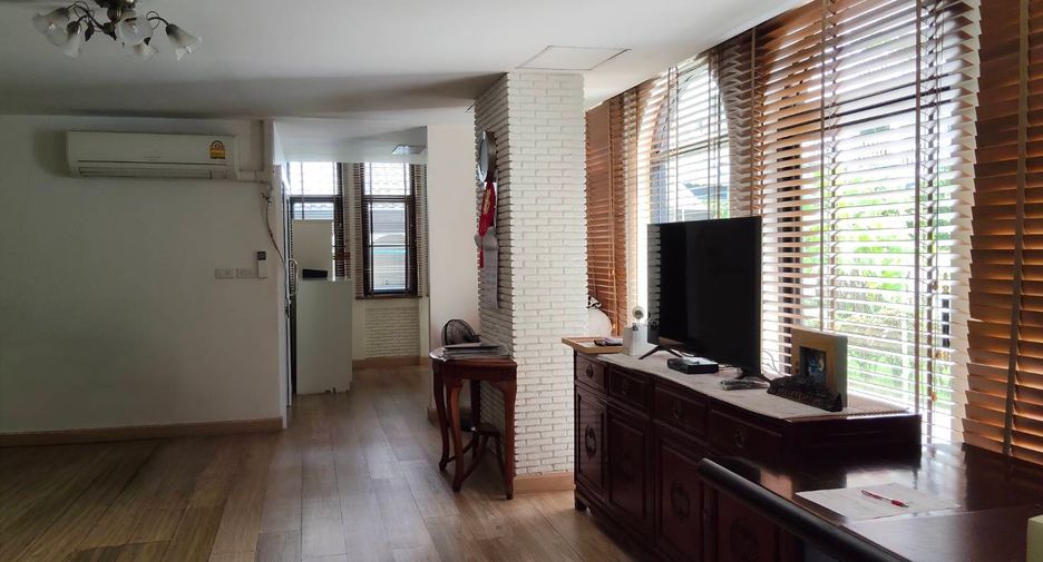 For sale 4 bedrooms house in Wang Thonglang, Bangkok