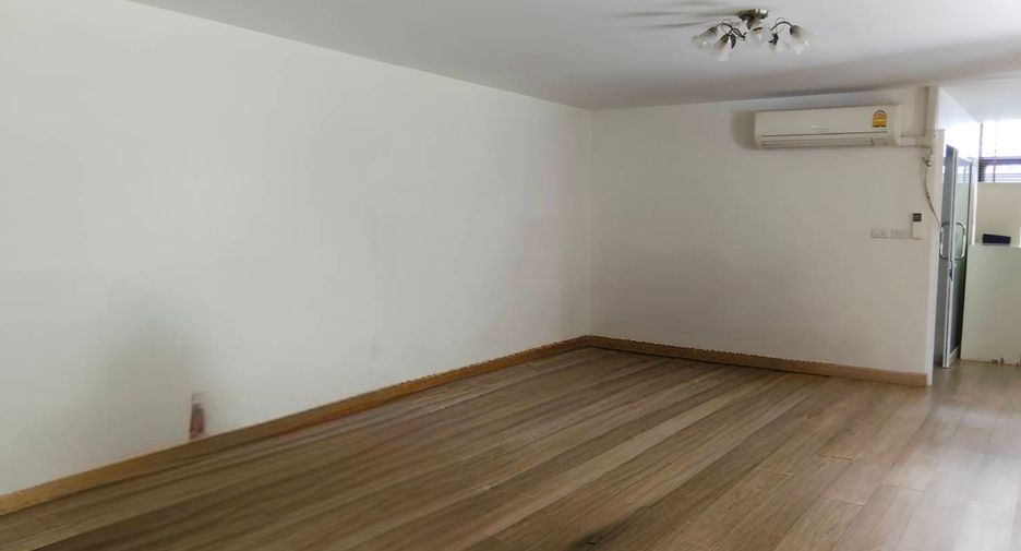 For sale 4 bedrooms house in Wang Thonglang, Bangkok